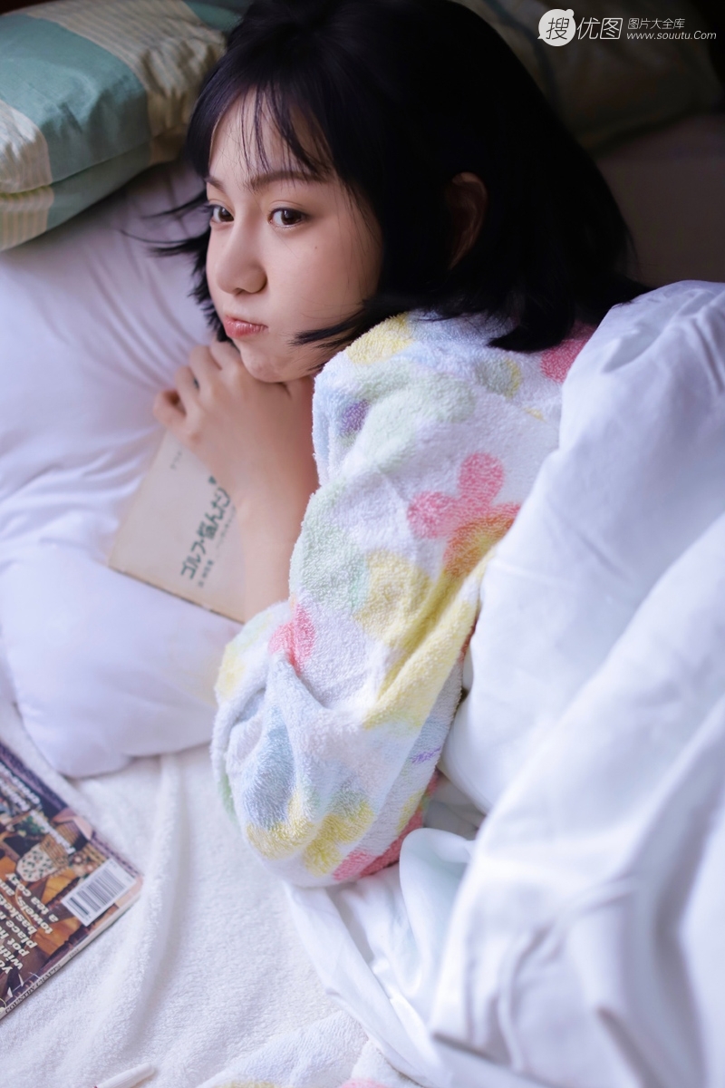 可爱短发妹子床上慵懒惬意写真  第4张