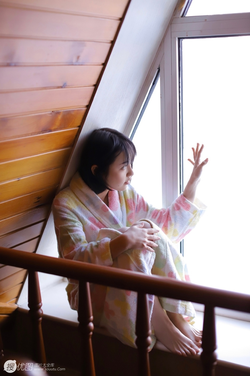 可爱短发妹子床上慵懒惬意写真  第5张