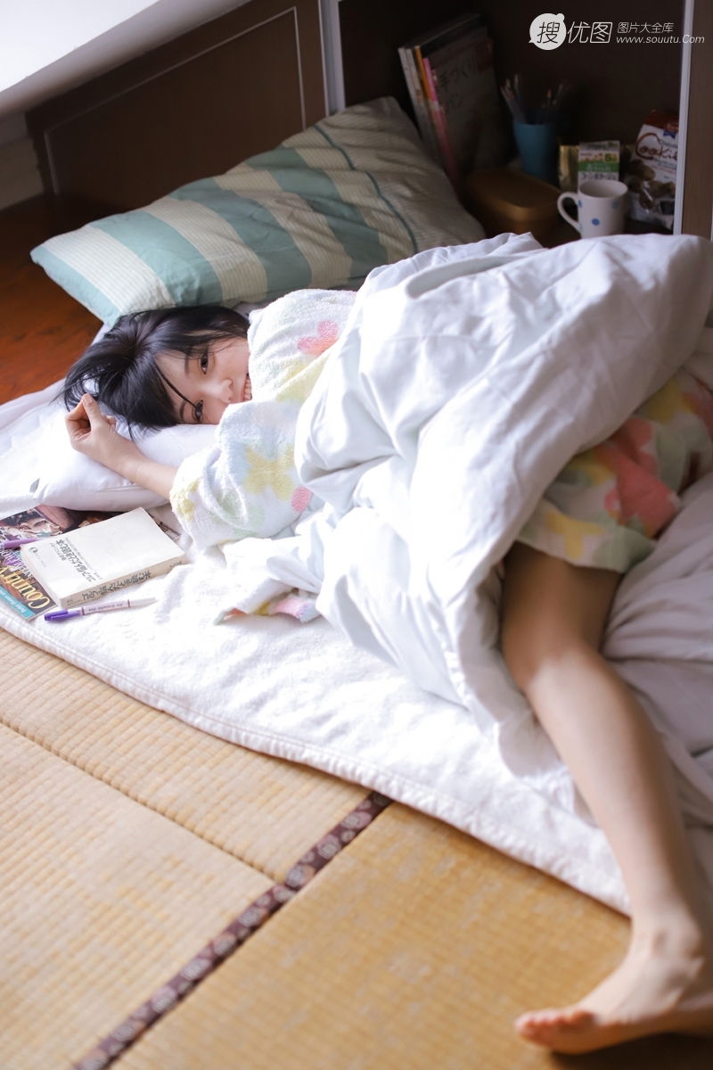 可爱短发妹子床上慵懒惬意写真  第8张