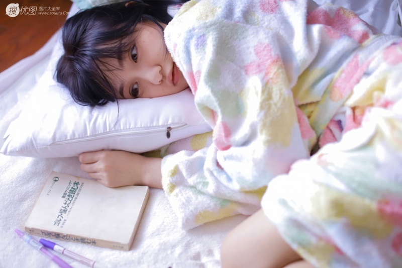 可爱短发妹子床上慵懒惬意写真  第9张