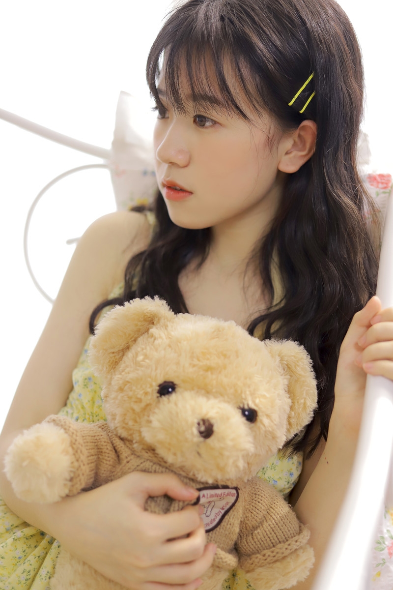 吊带少女粉面桃腮唯美养眼写真  第1张