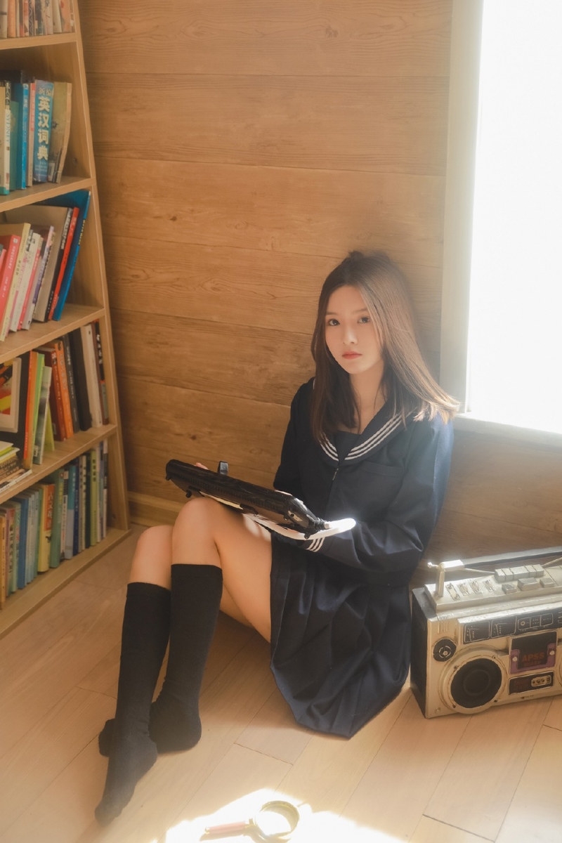 阳光美女黑丝jk制服女生照片  第1张