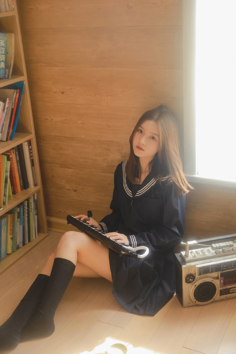 阳光美女黑丝jk制服女生照片  第5张