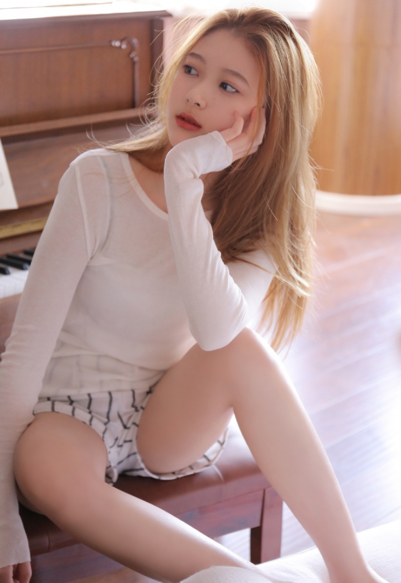 超短裤美女白皙大长腿私房写真  第1张