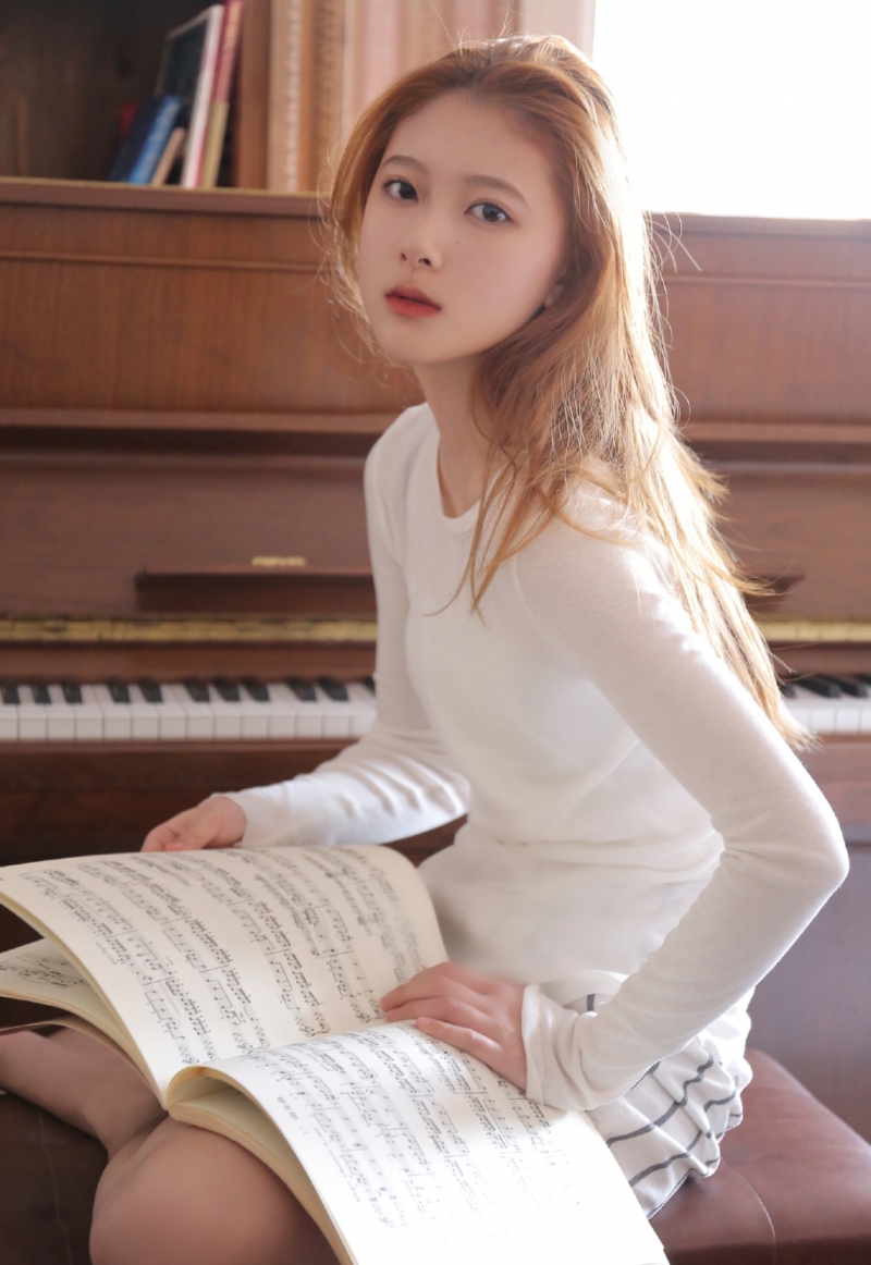 超短裤美女白皙大长腿私房写真  第4张