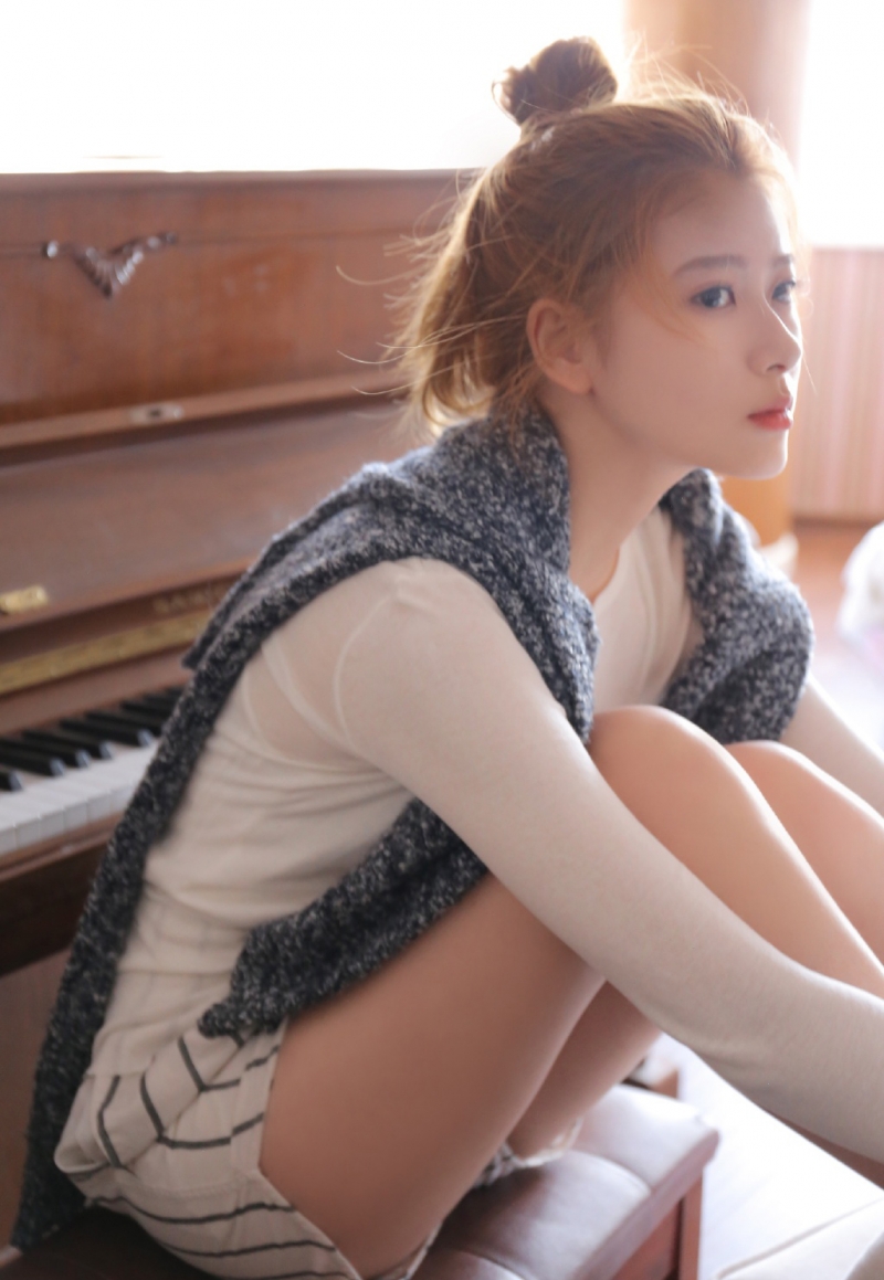 超短裤美女白皙大长腿私房写真  第9张