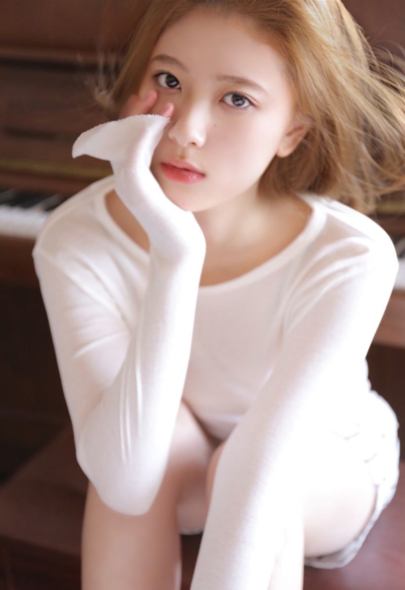 超短裤美女白皙大长腿私房写真  第11张