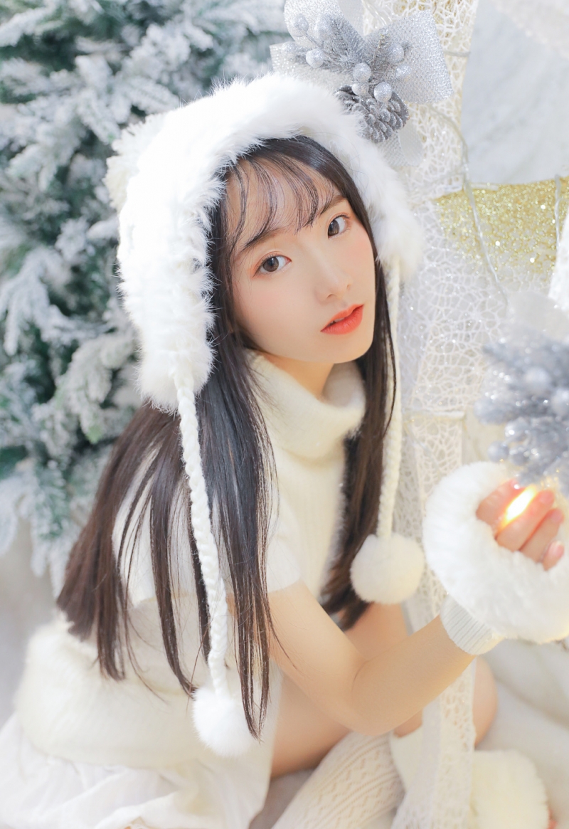 毛衣美女白丝美腿室内个人写真  第1张
