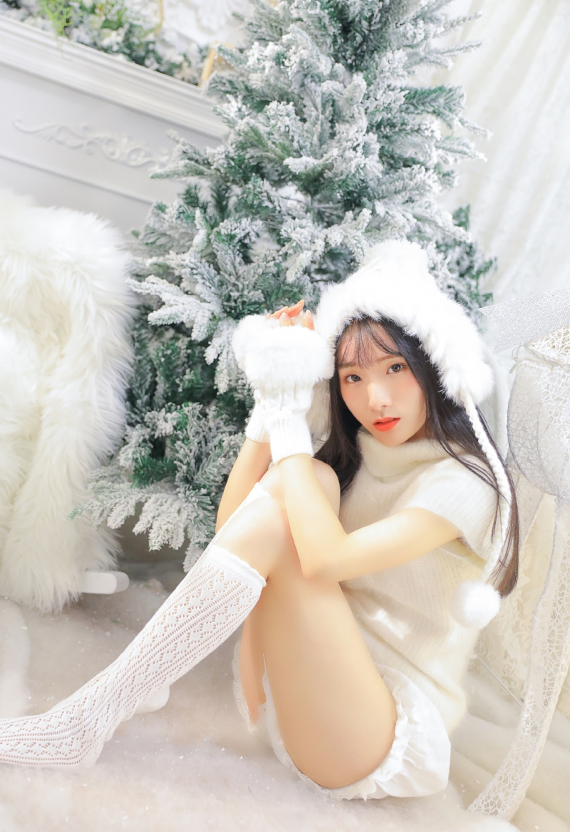 毛衣美女白丝美腿室内个人写真  第5张