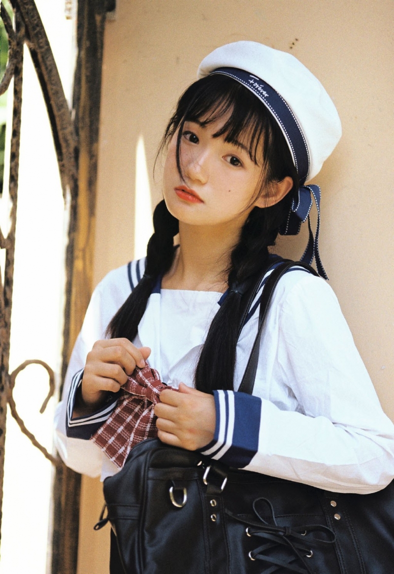 麻花辫美少女水手制服户外写真  第1张