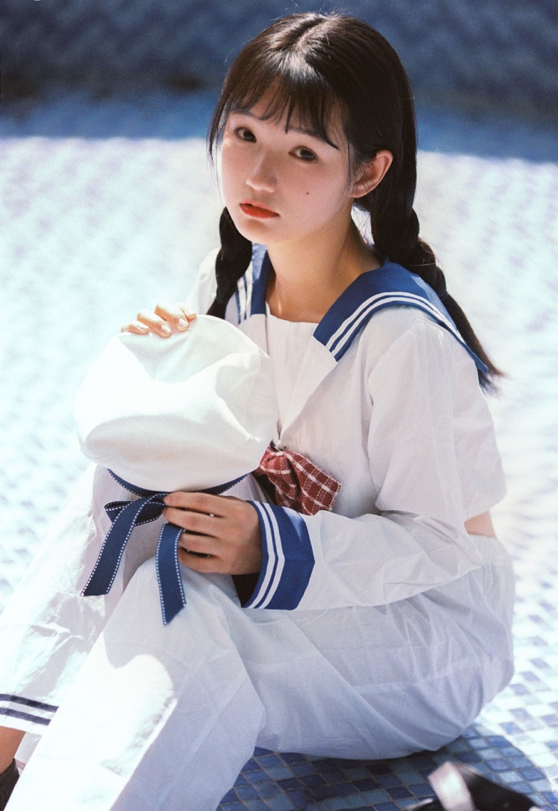 麻花辫美少女水手制服户外写真  第2张