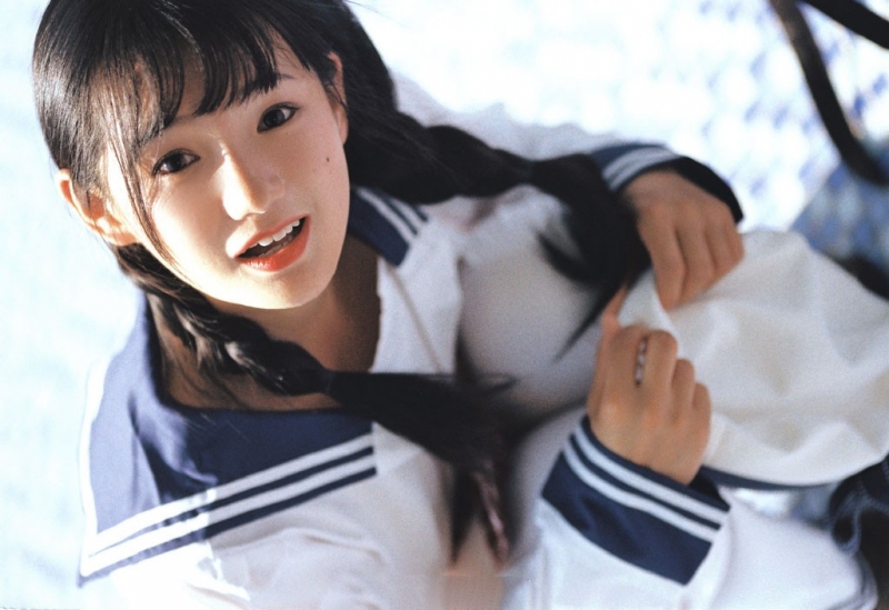 麻花辫美少女水手制服户外写真  第3张