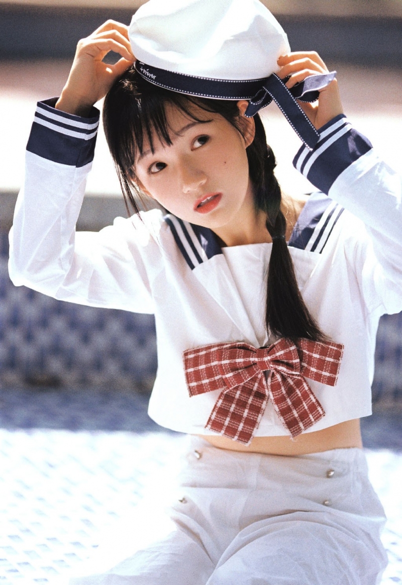 麻花辫美少女水手制服户外写真  第4张
