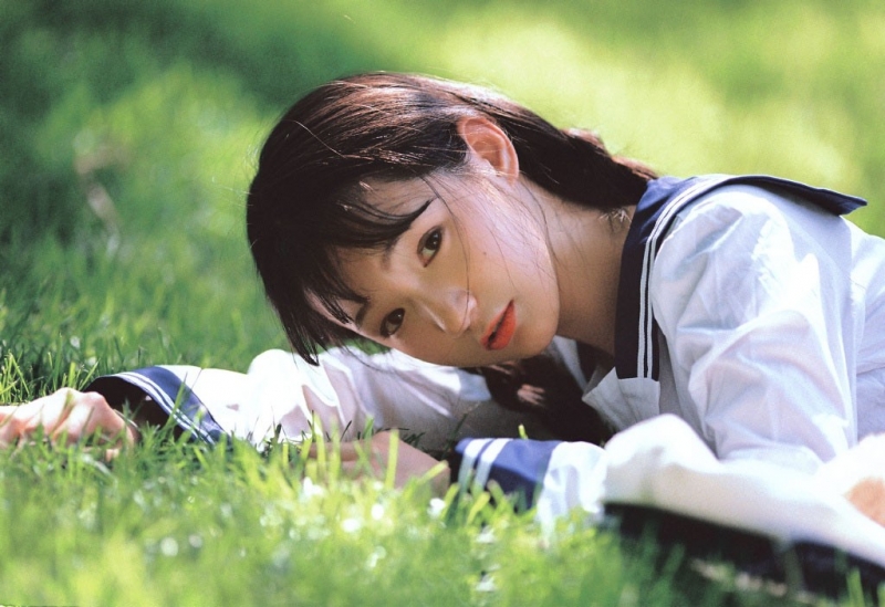 麻花辫美少女水手制服户外写真  第5张