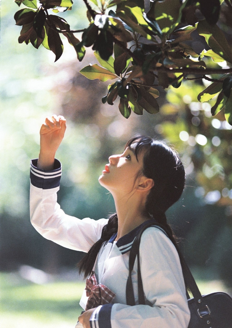 麻花辫美少女水手制服户外写真  第7张