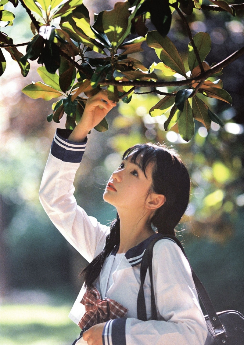 麻花辫美少女水手制服户外写真  第8张