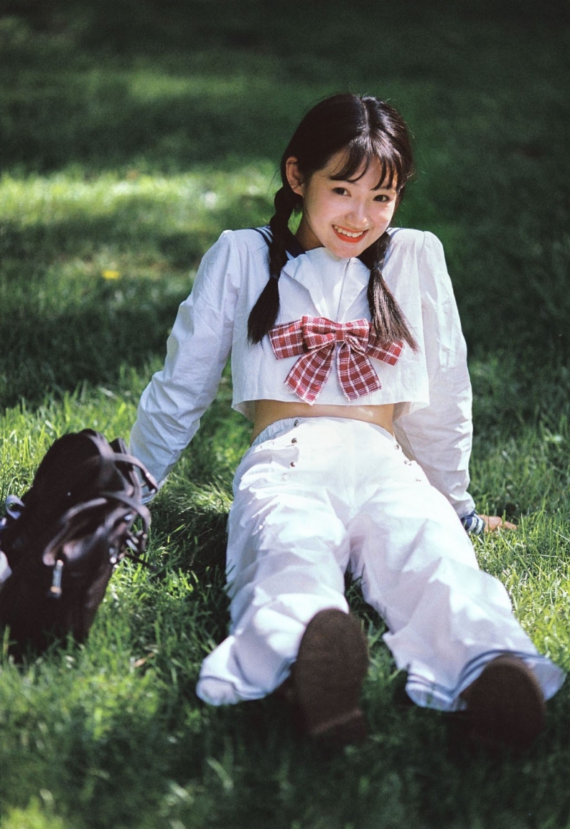 麻花辫美少女水手制服户外写真  第9张