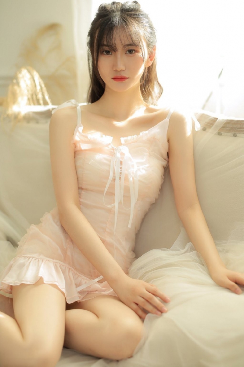 沙发美女圆润香肩修长美腿写真  第1张