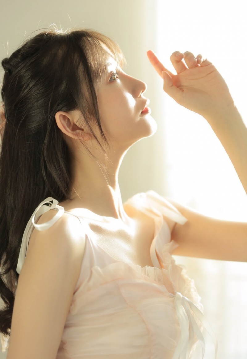 沙发美女圆润香肩修长美腿写真  第4张