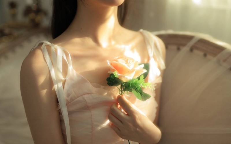 沙发美女圆润香肩修长美腿写真  第10张
