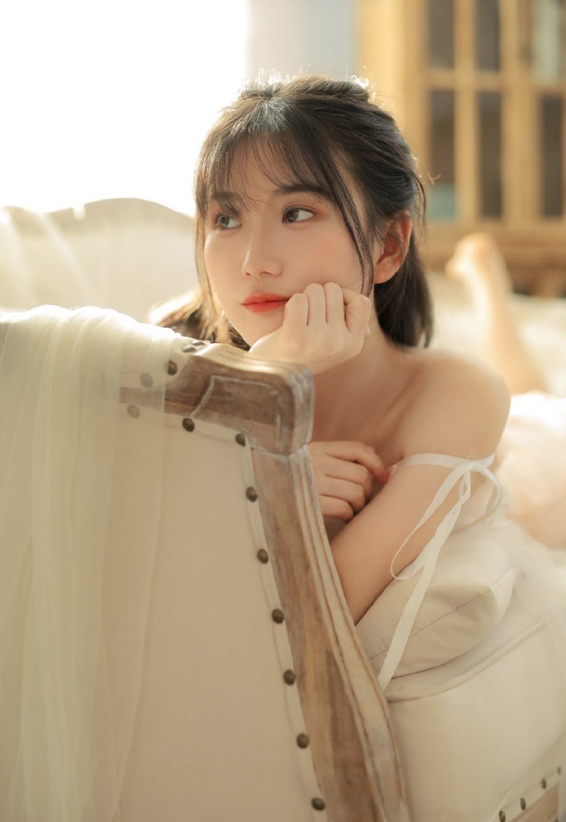 沙发美女圆润香肩修长美腿写真  第11张