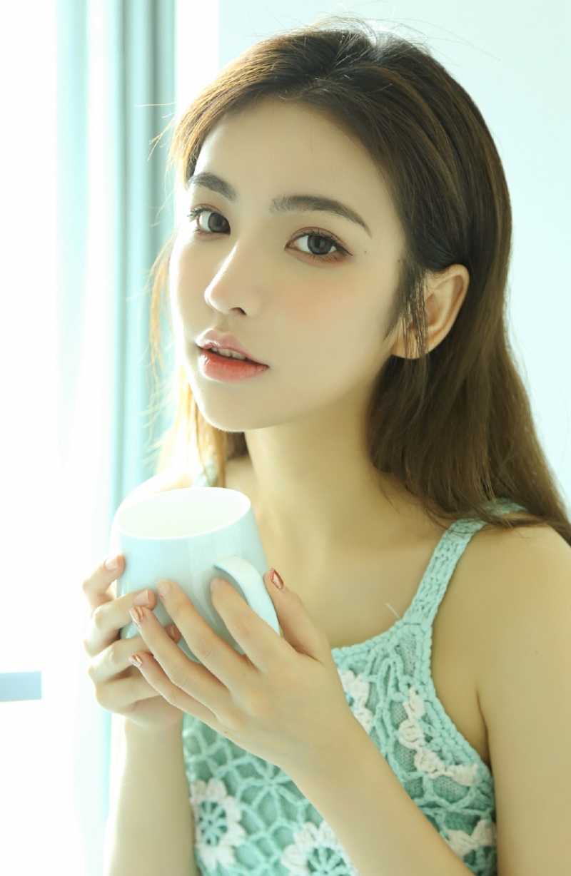 邻家女孩浓眉大眼唇红齿白写真  第2张