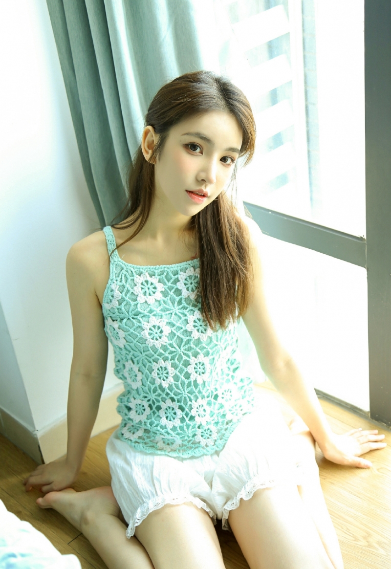 邻家女孩浓眉大眼唇红齿白写真  第3张
