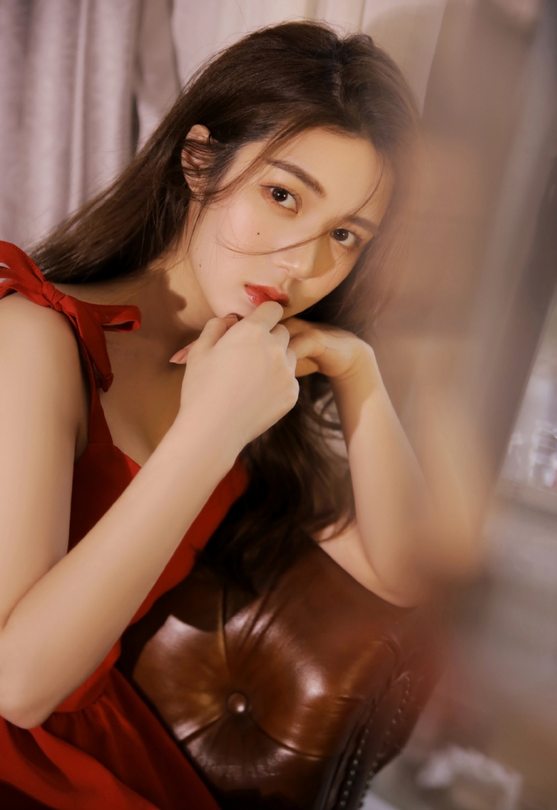 红裙美女长发披肩温婉动人写真  第1张