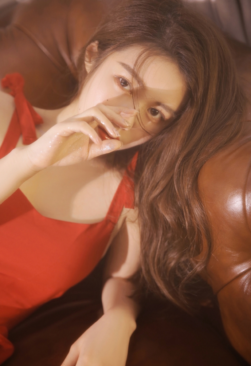 红裙美女长发披肩温婉动人写真  第2张