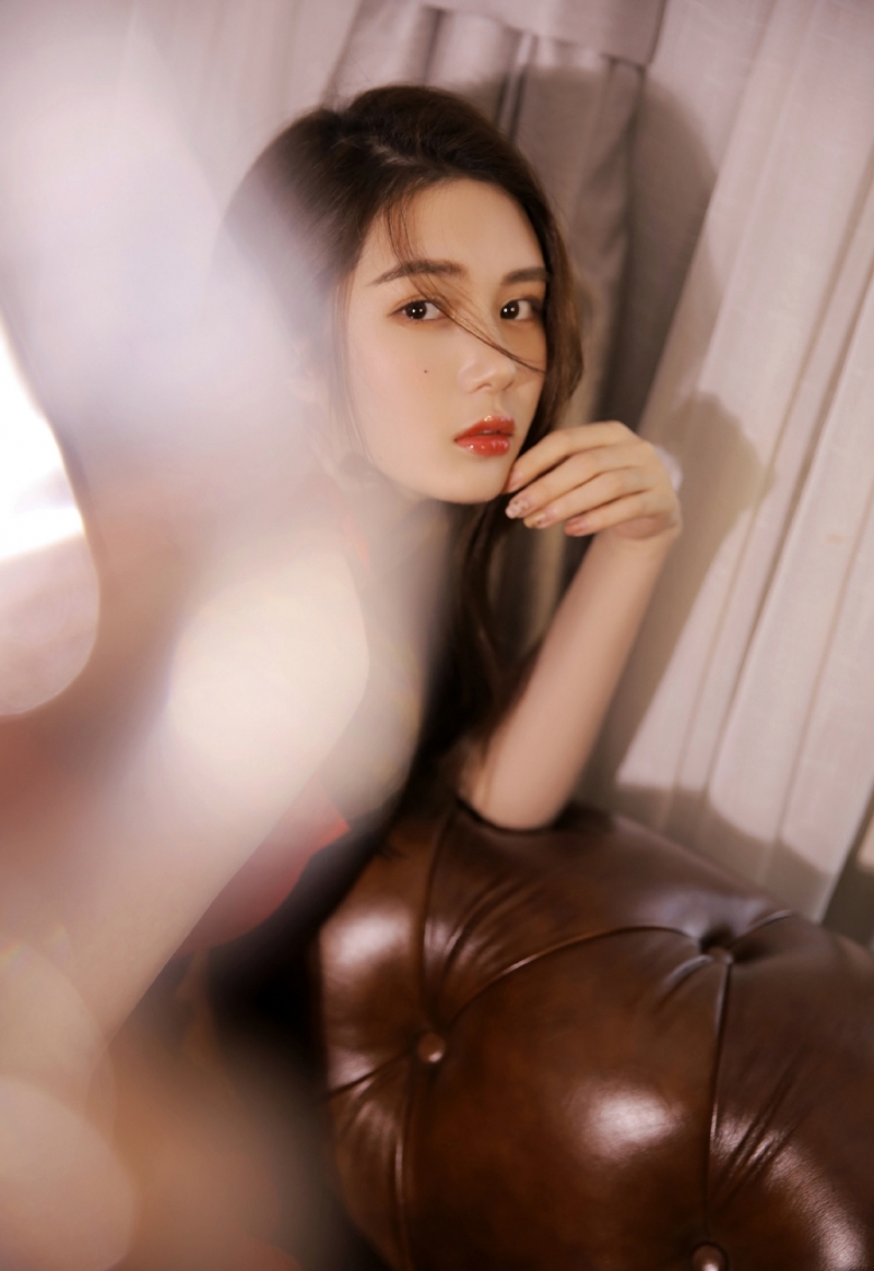 红裙美女长发披肩温婉动人写真  第3张