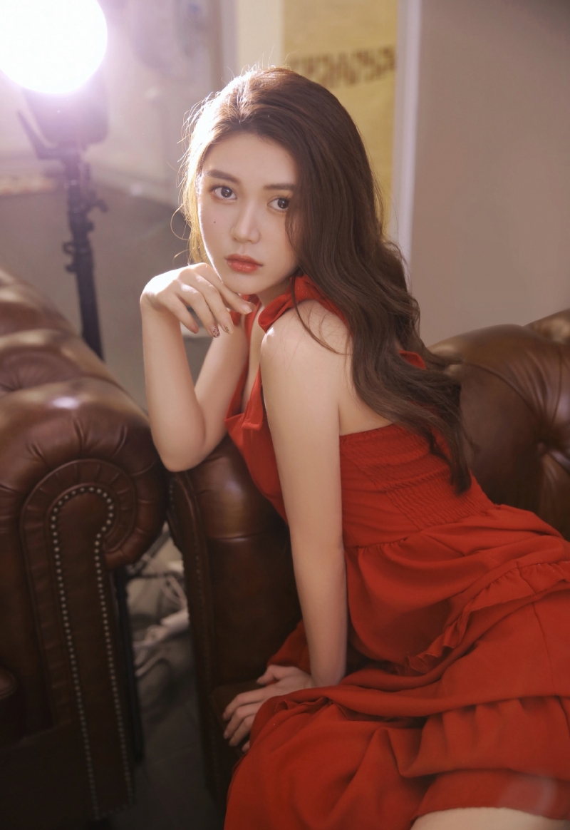 红裙美女长发披肩温婉动人写真  第6张