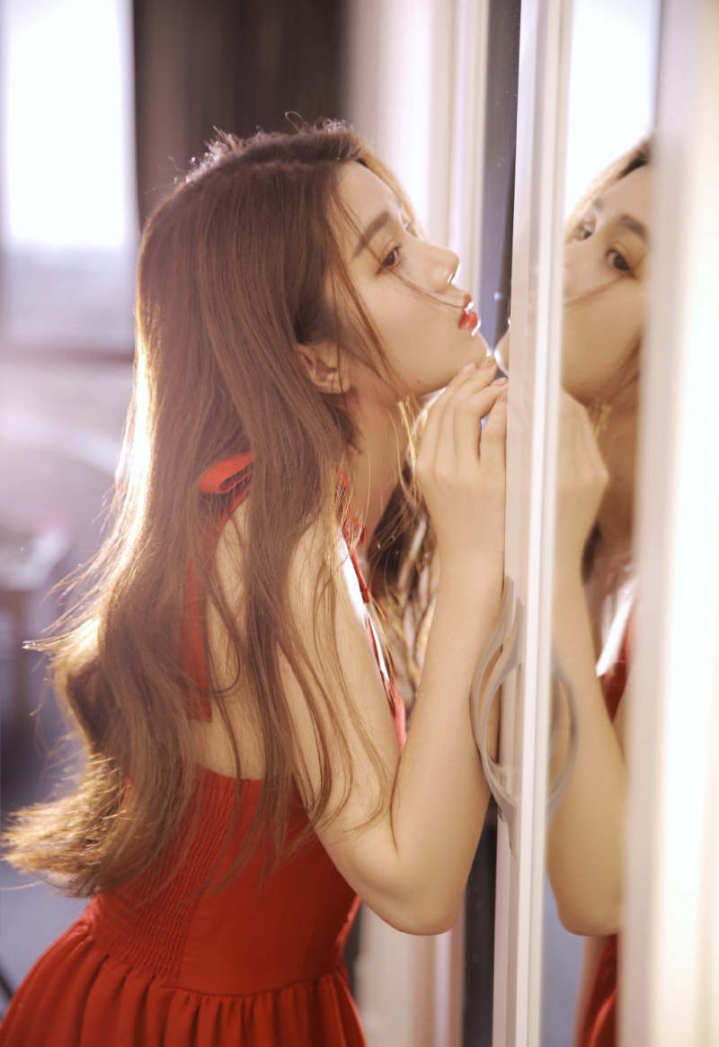 红裙美女长发披肩温婉动人写真  第7张