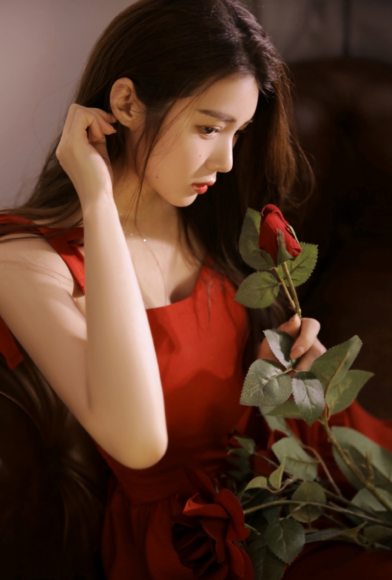 红裙美女长发披肩温婉动人写真  第10张