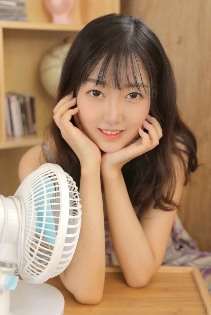 吊带连衣裙美眉苗条好身材写真  第5张