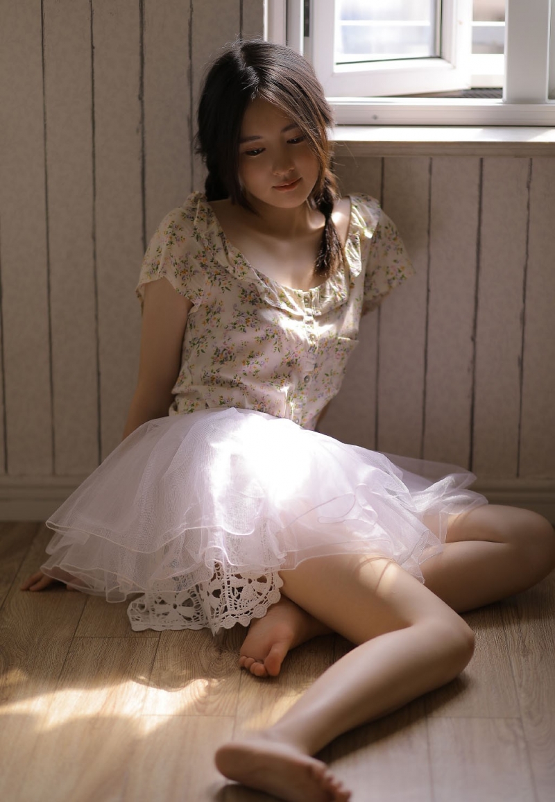 麻花辫少女白皙大长腿居家写真  第1张