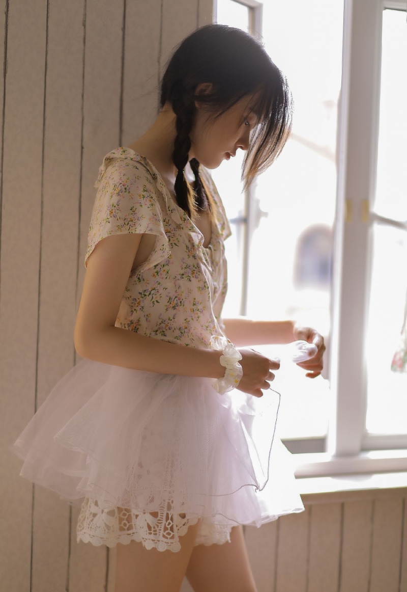 麻花辫少女白皙大长腿居家写真  第2张