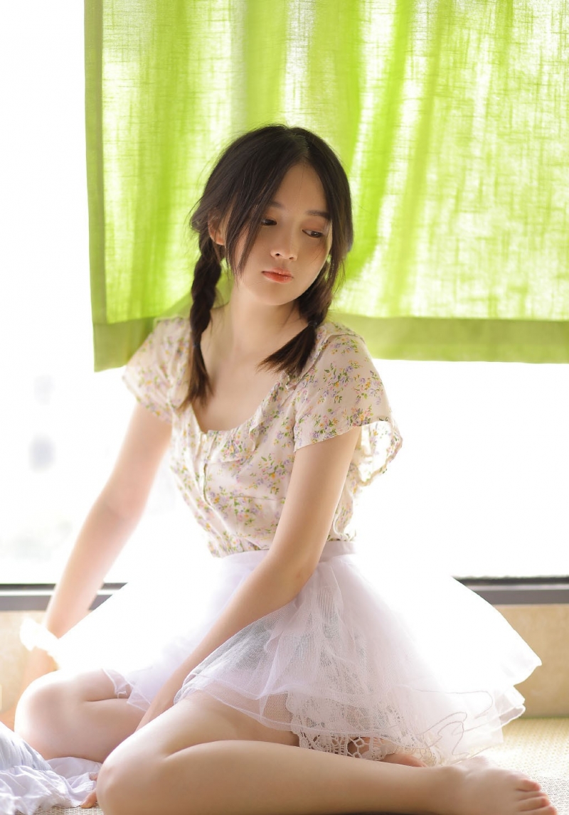 麻花辫少女白皙大长腿居家写真  第3张