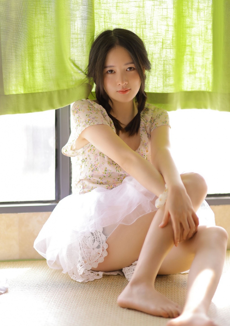 麻花辫少女白皙大长腿居家写真  第4张