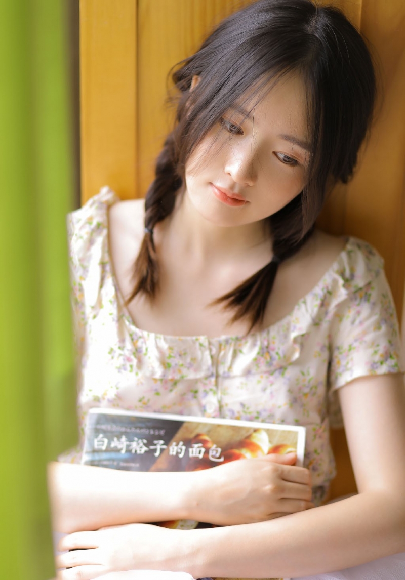 麻花辫少女白皙大长腿居家写真  第5张