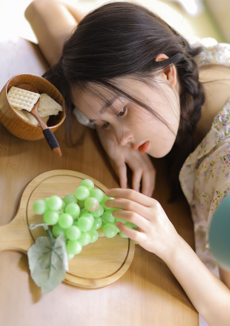 麻花辫少女白皙大长腿居家写真  第6张