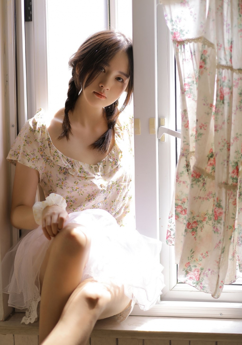 麻花辫少女白皙大长腿居家写真  第7张