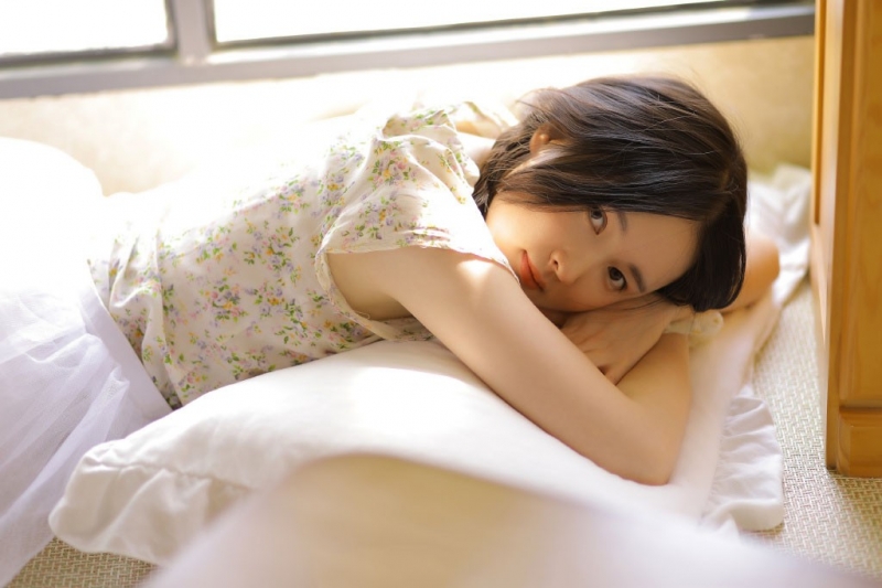 麻花辫少女白皙大长腿居家写真  第8张