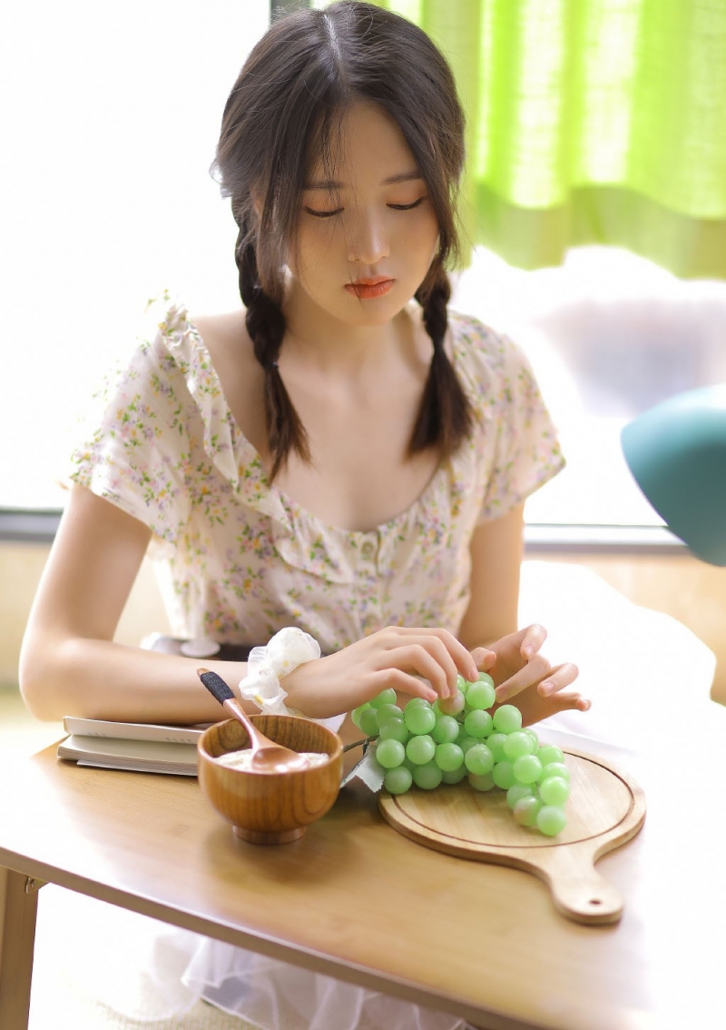 麻花辫少女白皙大长腿居家写真  第9张