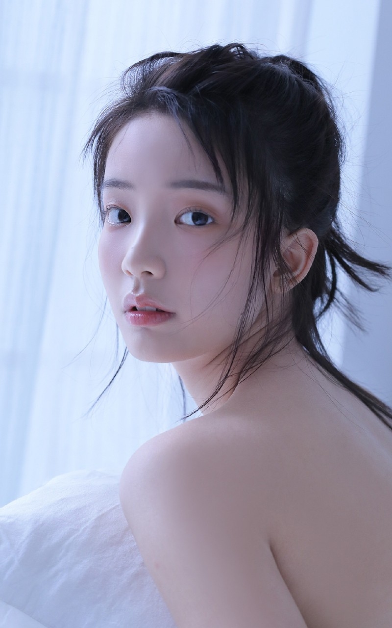 牛仔裤小姐姐吊带香肩床上写真  第1张