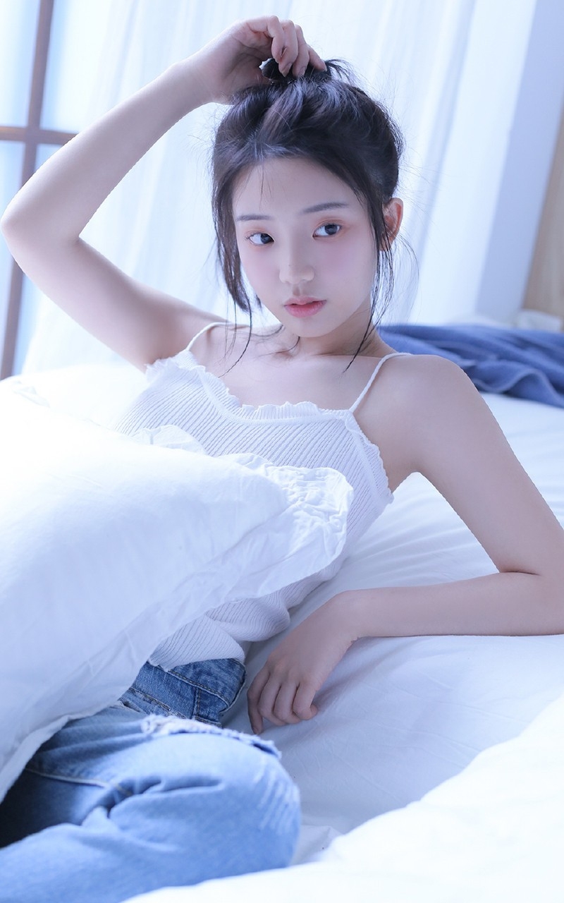 牛仔裤小姐姐吊带香肩床上写真  第2张