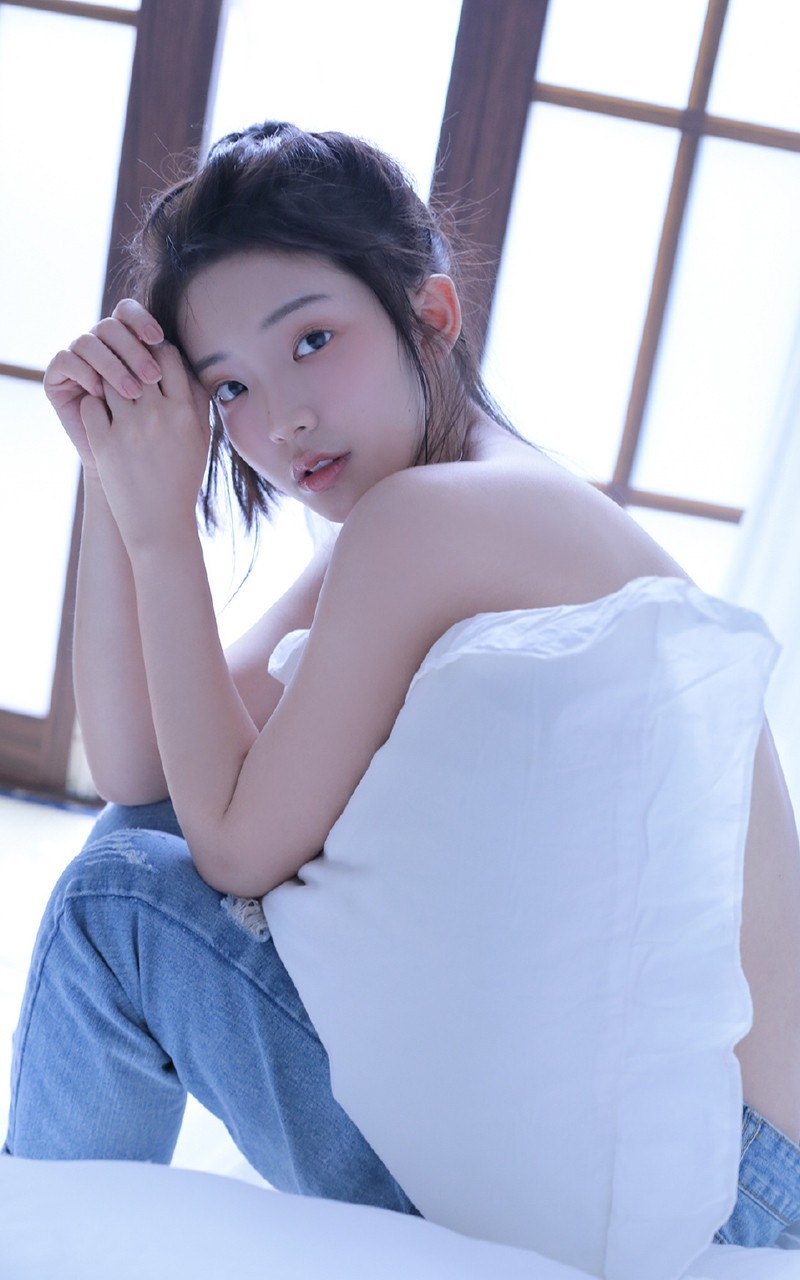 牛仔裤小姐姐吊带香肩床上写真  第3张