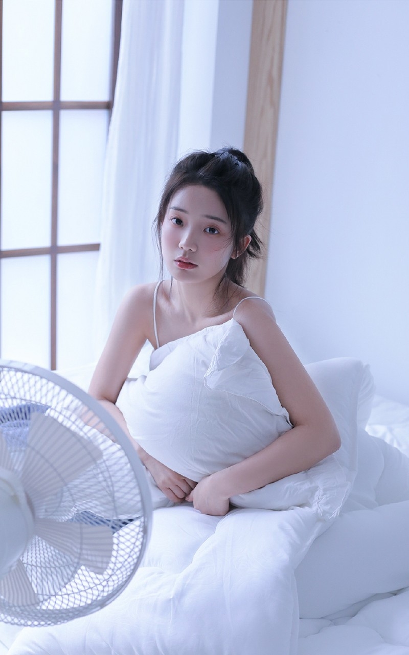 牛仔裤小姐姐吊带香肩床上写真  第5张
