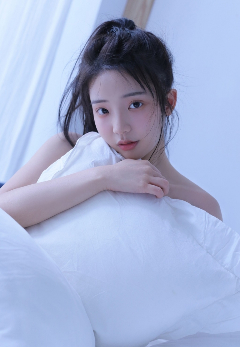 牛仔裤小姐姐吊带香肩床上写真  第6张