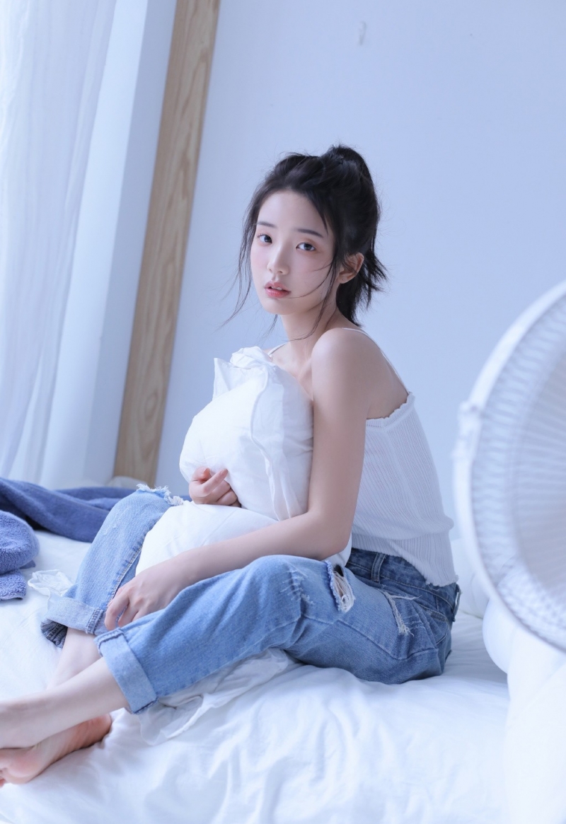牛仔裤小姐姐吊带香肩床上写真  第7张