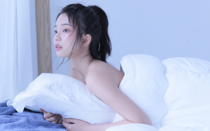 牛仔裤小姐姐吊带香肩床上写真  第8张